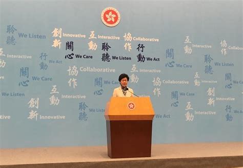 港媒：香港海关“一姐”何佩珊宣誓就职，背后首次出现国徽 - 时局 - 新湖南