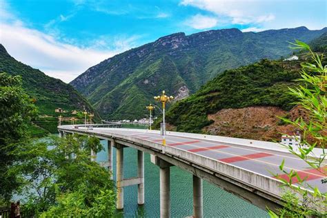 中国最美的水上公路，走在上面感觉特别不一样，美丽的如油一般