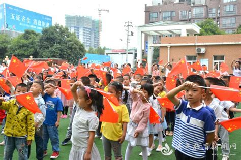 宝鸡市金台区东城幼儿园：升国旗，唱国歌，祖国在我心中 - 丝路中国 - 中国网