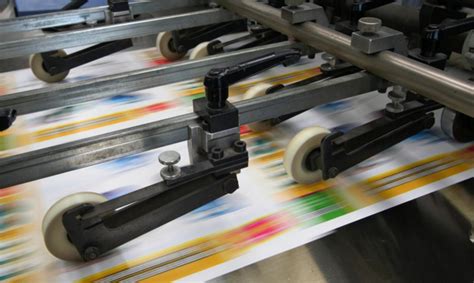 在印刷厂工作操作印刷机高清图片下载-正版图片506039473-摄图网