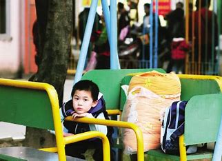 2岁男童独自出门去幼儿园被秒送回 的图像结果