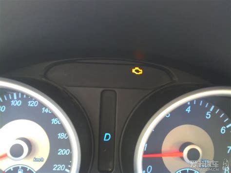 发动机故障灯亮了但能正常行驶怎么解决 发动机故障灯亮是因为什么