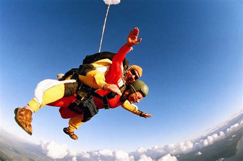 跳伞串联的快乐夫妇图片-串联在空中的跳伞夫妇素材-高清图片-摄影照片-寻图免费打包下载