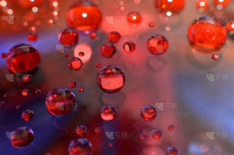 晶莹剔透的水点附着在玻璃上，与玻璃上的颜色反射出相同的颜色，成为美丽的装饰背景