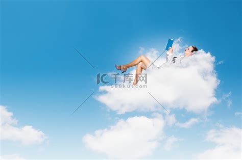 躺在云端的女商人高清摄影大图-千库网