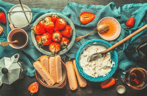 乡村厨房桌子与草莓提拉米苏烹饪配料,顶部视图意大利食品高清图片下载-正版图片300633898-摄图网