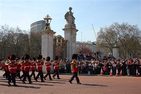 【英国】白金汉宫的卫兵换岗仪式-七色地图的财新博客-财新网