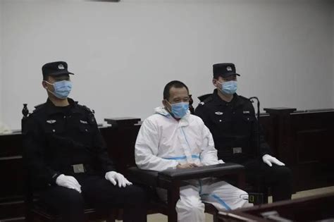 诈骗金额近七百万元，“脚踏三只船”的他被判十三年_北京日报网