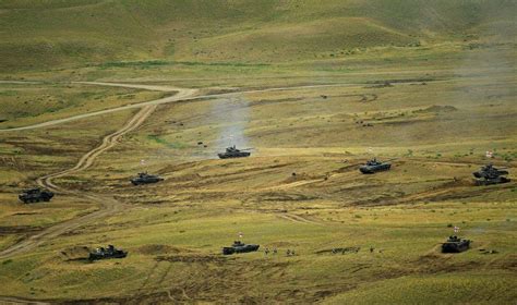 兵员武器都比亚美尼亚多，阿塞拜疆为何在纳卡冲突中不占上风_凤凰网