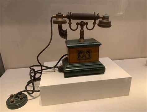 看见文物｜你知道中国最早的电话机长啥样吗？