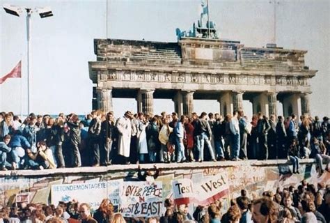 柏林墙被推倒时的高清老照片，三十多年的德国是什么模样？