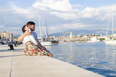 在克罗地亚达尔马提斯普利特港口的年轻夫妇高清图片下载-正版图片501872625-摄图网