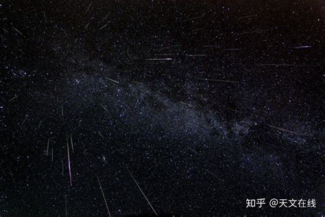 彩色自然美丽漂亮夜空下的流星雨流行星空大地自然背景图片免费下载 - 觅知网