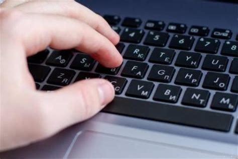 笔记本电脑的键盘不能打字 然后一按键就发出叮的声音 但是打不出字 是怎么回事？ - 知乎