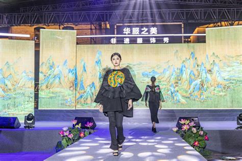 中国鄂伦春文化服饰秀亮相中国国际时装周