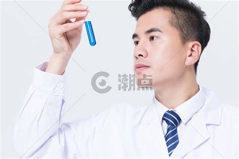 拿着试管做实验观察研究的实验人员摄影图6720*4480图片素材免费下载-编号789330-潮点视频