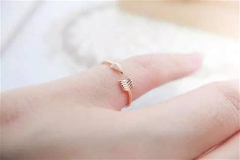 招财戒指戴法 戒指戴哪个手是聚财的【婚礼纪】