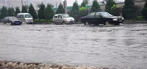 福建泉州遭遇强降雨 多辆汽车被淹熄火_新闻频道_中华网