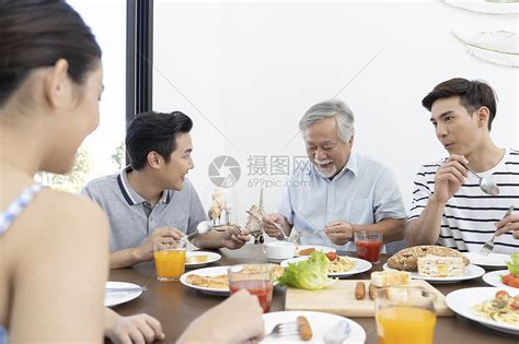 一家人围着桌子吃饭高清图片下载-正版图片502332088-摄图网