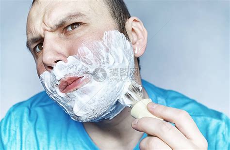 刮完胡子用什么护理-刮完胡子之后抹些什么-趣丁网