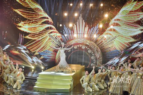 金鹰节颁奖晚会献唱何炅与现场观众艺人一起唱生日快乐歌