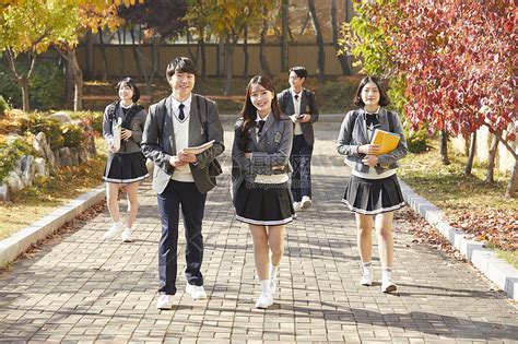穿着校服上学的韩国初高中生高清图片下载-正版图片502237478-摄图网