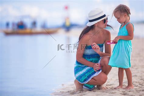 荒岛热带海滩上的小女孩和年轻母亲高清摄影大图-千库网