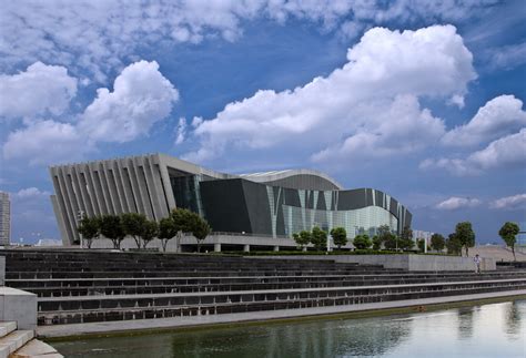 桂林漓江歌剧院项目发生高坠事故，致1人死亡，被责令停工整改