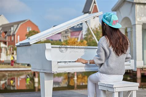 气质弹钢琴的女生素材图片免费下载-千库网