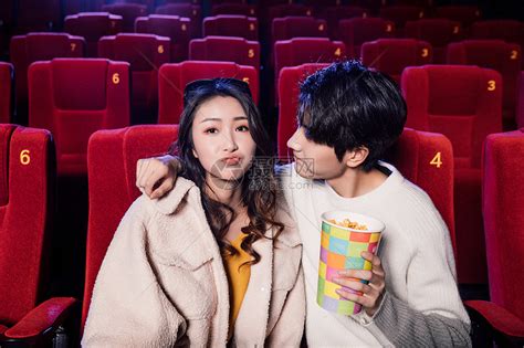 年轻情侣在影院看电影高清图片下载-正版图片501411315-摄图网