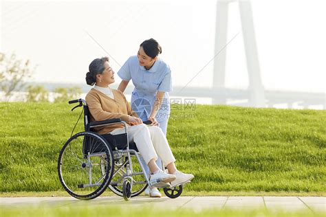 女护工照顾行动不便的老人高清图片下载-正版图片507606610-摄图网