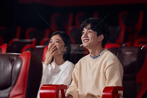情侣在电影院里手机自拍高清图片下载-正版图片501140725-摄图网