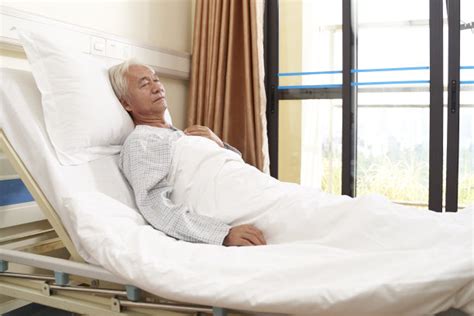 躺在病床上休息的老人高清图片下载-正版图片502505155-摄图网