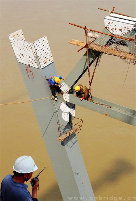 黄冈长江大桥主桥进入钢梁架设阶段 桥梁模板厂家