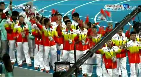 中国体育代表团入场 运动员击鼓彰显亚运联欢_体育_腾讯网