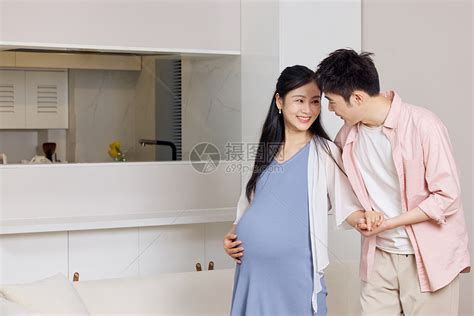 年轻丈夫照顾其怀孕妻高清图片下载-正版图片505641427-摄图网