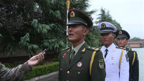 解放军联勤保障部队8月起统一佩戴新式胸标、臂章_手机凤凰网