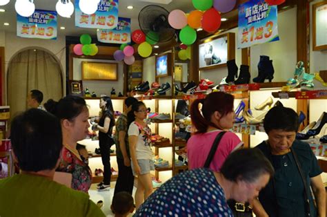 热烈庆祝标王品牌布鞋成都市彭州金彭中路店盛大开业
