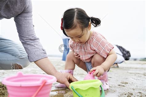在海边捡石子的小孩高清图片下载-正版图片502217780-摄图网