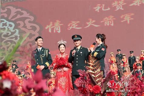30对军婚新人在冰雪中举办集体婚礼_凤凰网视频_凤凰网