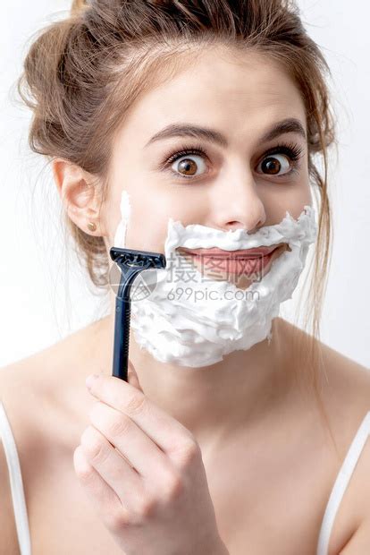 美丽的年轻caucasian女人用剃刀刮脸的白色背景高清图片下载-正版图片506639934-摄图网
