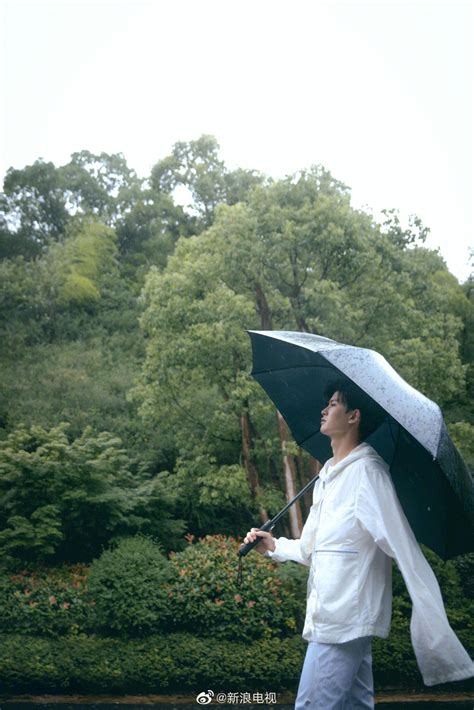 在雨中撑伞的情侣高清图片下载-正版图片502121935-摄图网