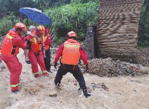 头顶烈日，脚蹚洪水 郴州消防救援队接力送老人进医院 - 今日关注 - 湖南在线 - 华声在线