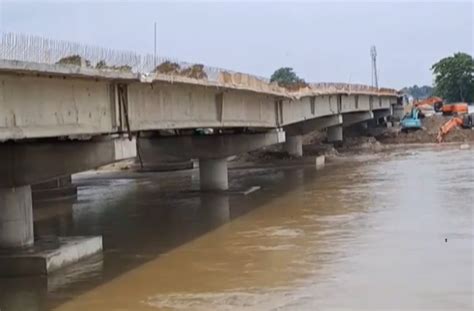 印度又一斥资百亿卢比大桥坍塌：大桥从中间塌陷，当地紧急调查原因