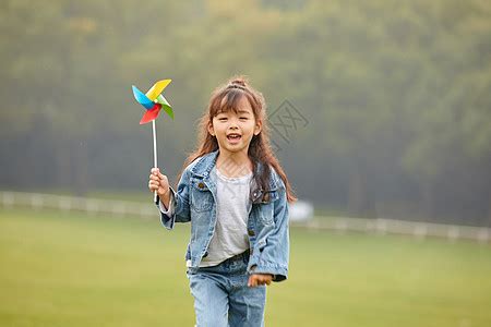 小女孩玩风车高清图片下载-正版图片501482462-摄图网