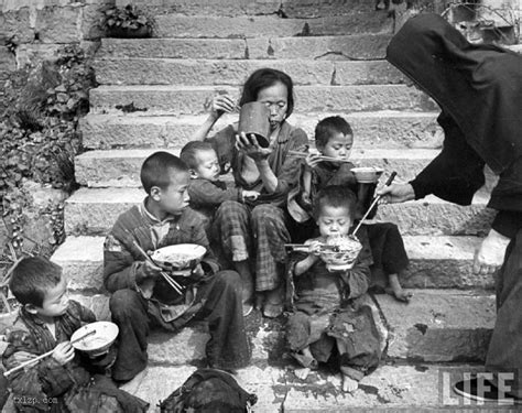 40年代饥荒时候的照片，人们饿得啃树皮，村子里都没人住