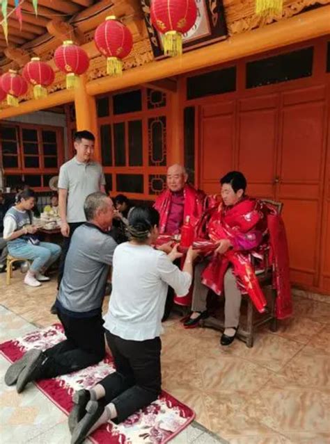 春节孩子给父母及祖辈行顿首礼是传承中国文化__凤凰网