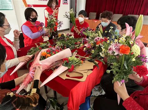 文化随行-“春暖花开，与花为伴” 汉沽街道红霞里社区开展春日主题插花活动