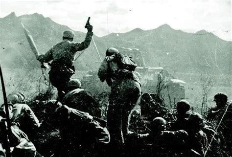 朝鲜战争时，两个突击排只剩七名战士，靠着一挺捡来的重机枪，六小时打退十次反扑，消灭了敌人一个连的兵力