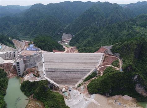 黔东南州在建最大中型骨干水源工程大坝封顶
